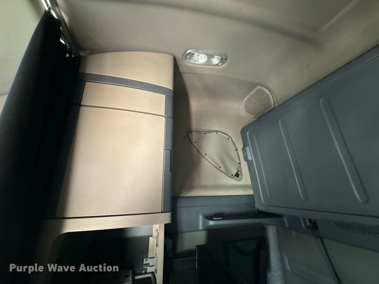 image for item DO0959 2019 Freightliner Cascadia 125 semi truck