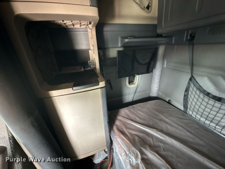 image for item DO0959 2019 Freightliner Cascadia 125 semi truck