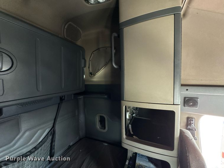 image for item DO0959 2019 Freightliner Cascadia 125 semi truck