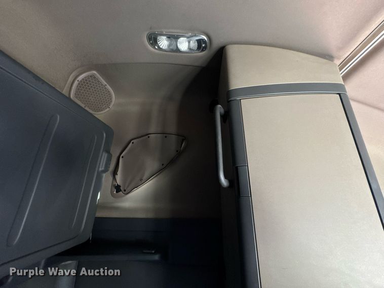 image for item DO0959 2019 Freightliner Cascadia 125 semi truck