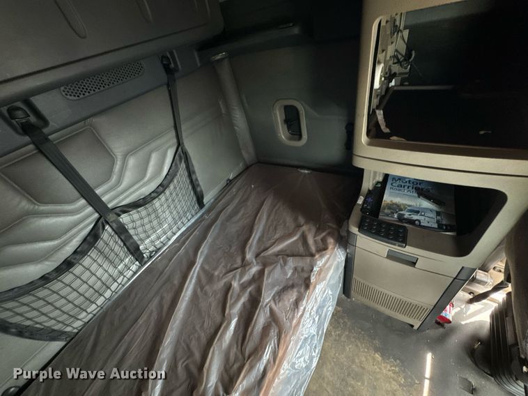 image for item DO0959 2019 Freightliner Cascadia 125 semi truck