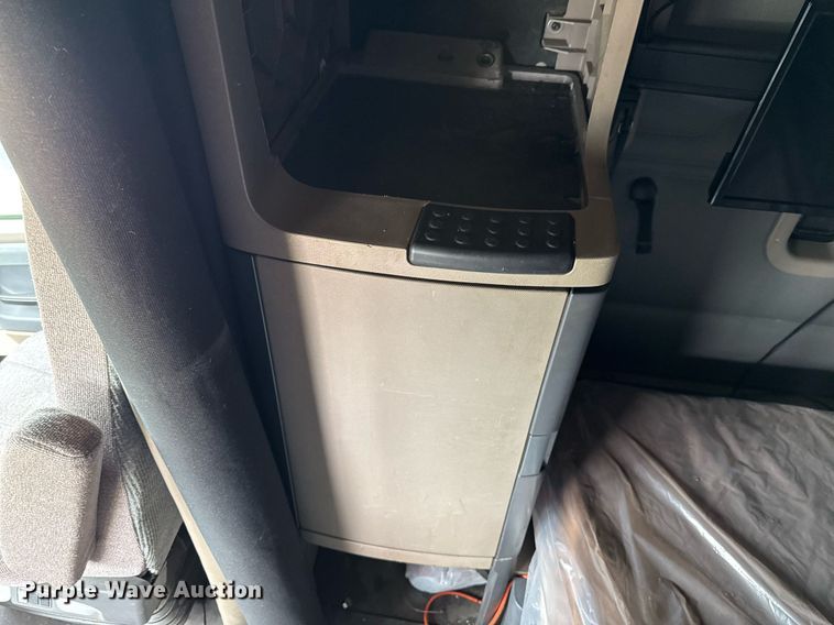 image for item DO0959 2019 Freightliner Cascadia 125 semi truck