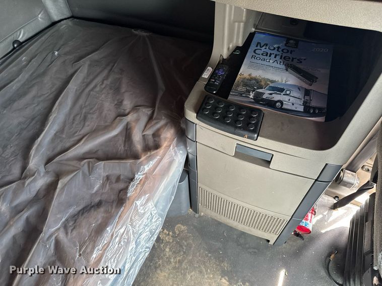 image for item DO0959 2019 Freightliner Cascadia 125 semi truck