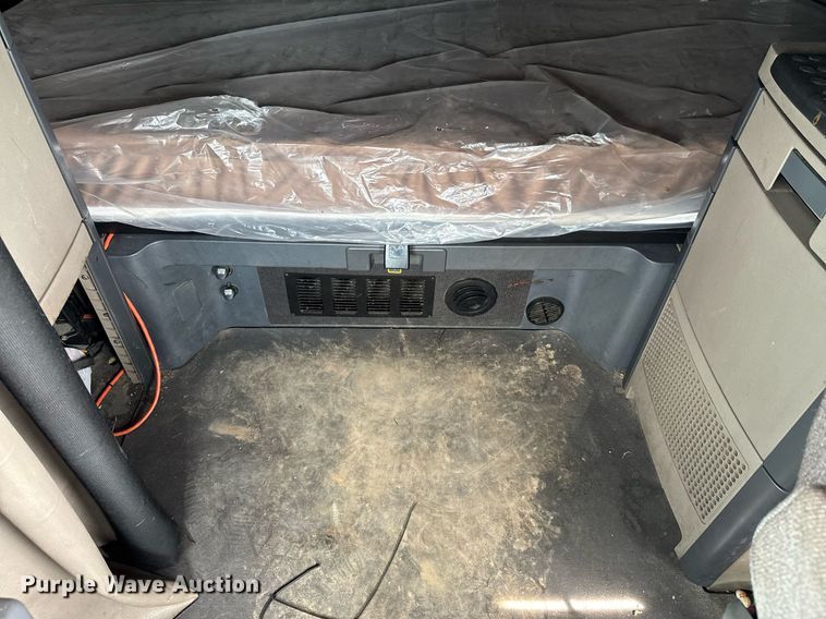 image for item DO0959 2019 Freightliner Cascadia 125 semi truck