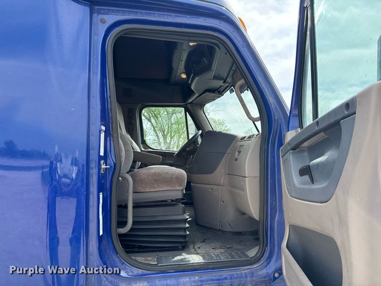image for item DO0959 2019 Freightliner Cascadia 125 semi truck