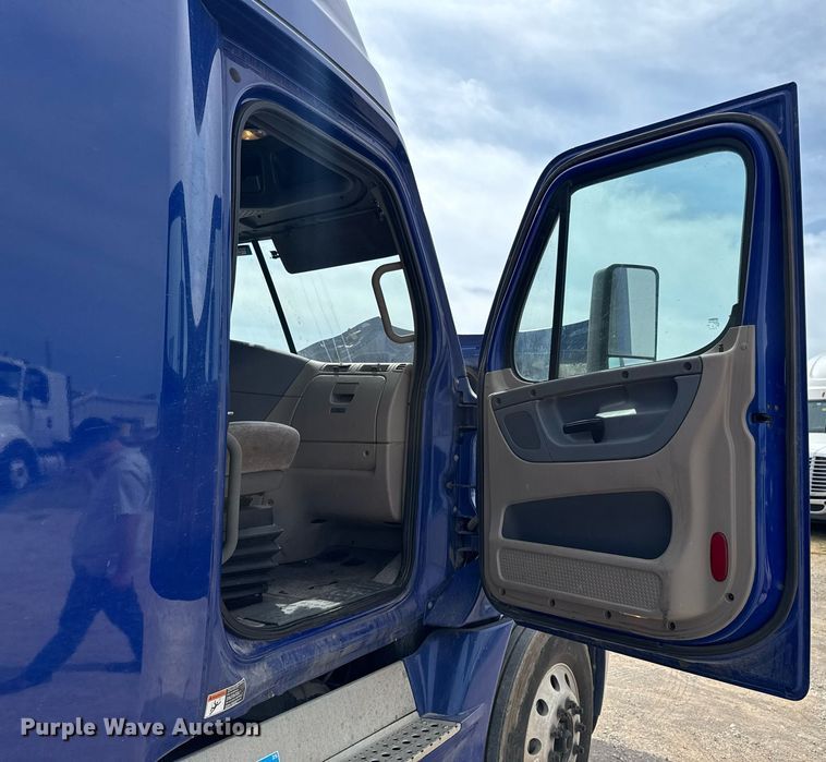 image for item DO0959 2019 Freightliner Cascadia 125 semi truck