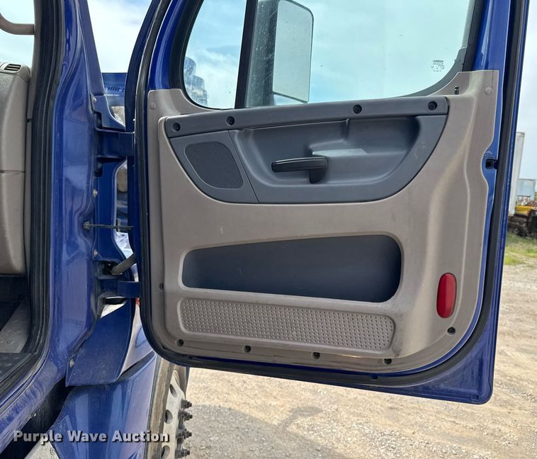 image for item DO0959 2019 Freightliner Cascadia 125 semi truck