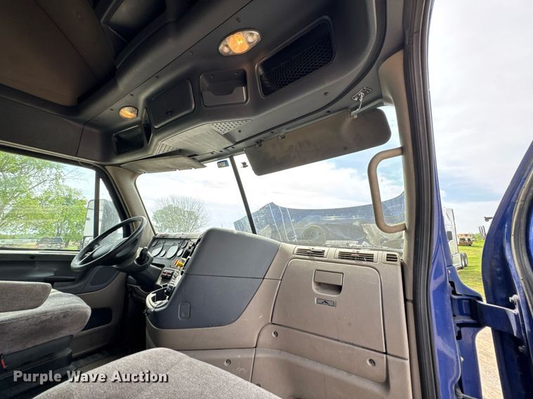 image for item DO0959 2019 Freightliner Cascadia 125 semi truck