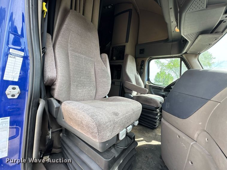 image for item DO0959 2019 Freightliner Cascadia 125 semi truck