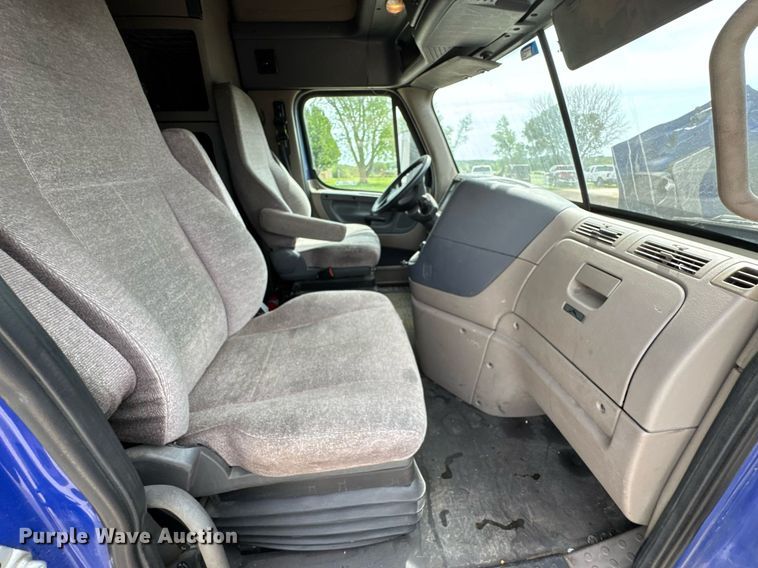 image for item DO0959 2019 Freightliner Cascadia 125 semi truck