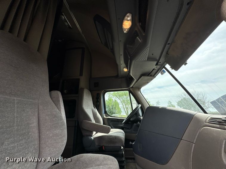 image for item DO0959 2019 Freightliner Cascadia 125 semi truck