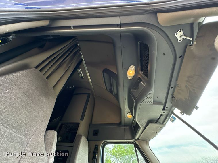 image for item DO0959 2019 Freightliner Cascadia 125 semi truck