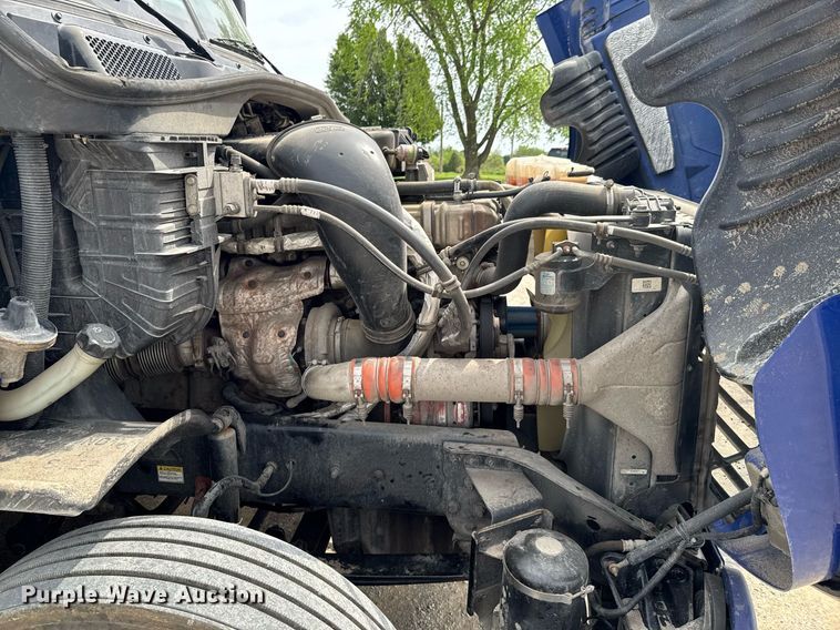 image for item DO0959 2019 Freightliner Cascadia 125 semi truck