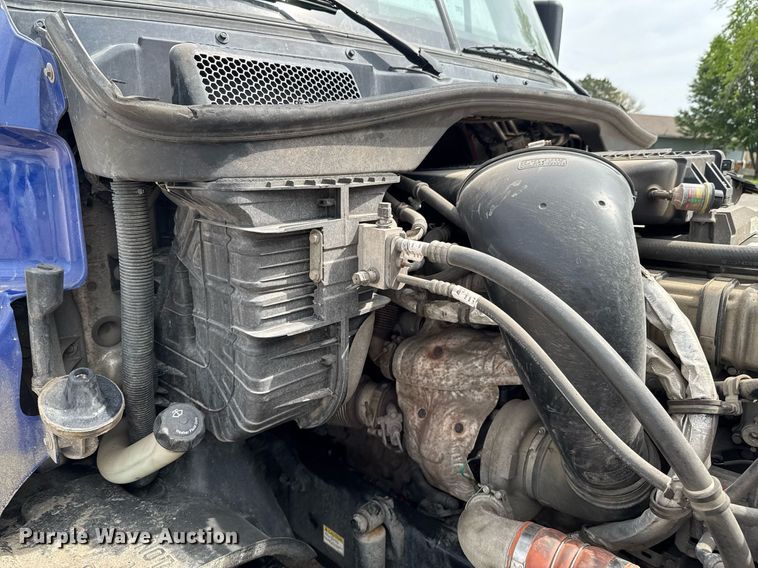 image for item DO0959 2019 Freightliner Cascadia 125 semi truck