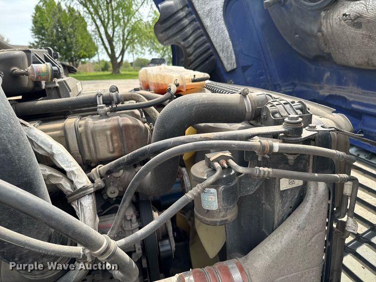 image for item DO0959 2019 Freightliner Cascadia 125 semi truck