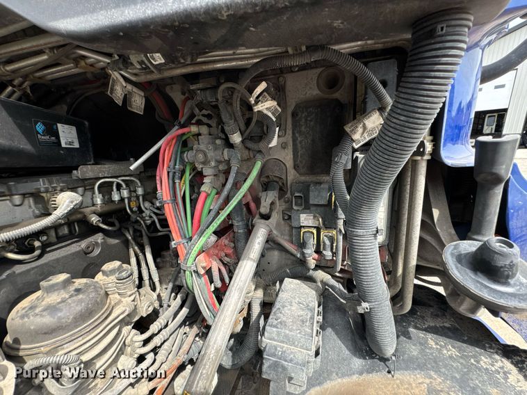 image for item DO0959 2019 Freightliner Cascadia 125 semi truck