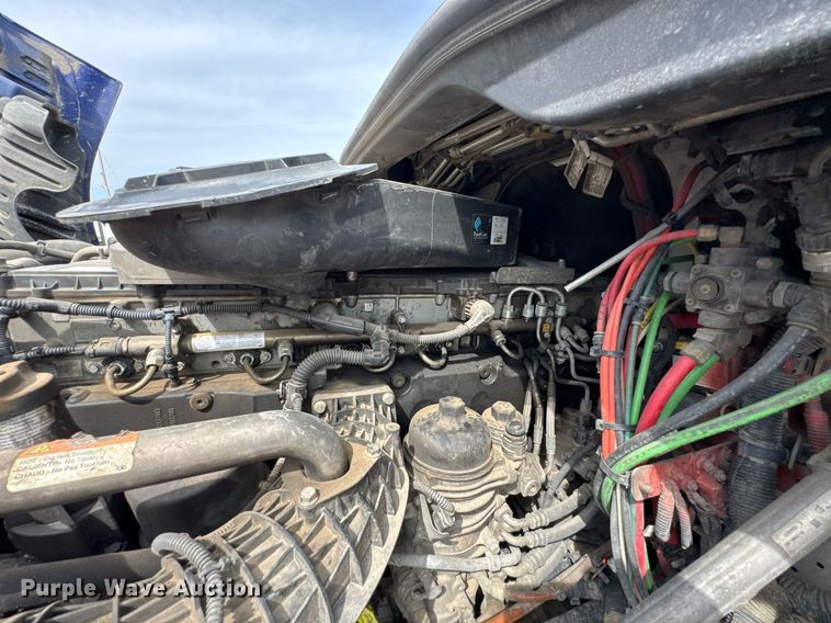 image for item DO0959 2019 Freightliner Cascadia 125 semi truck