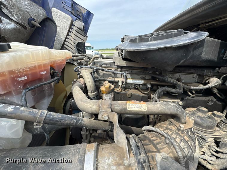 image for item DO0959 2019 Freightliner Cascadia 125 semi truck