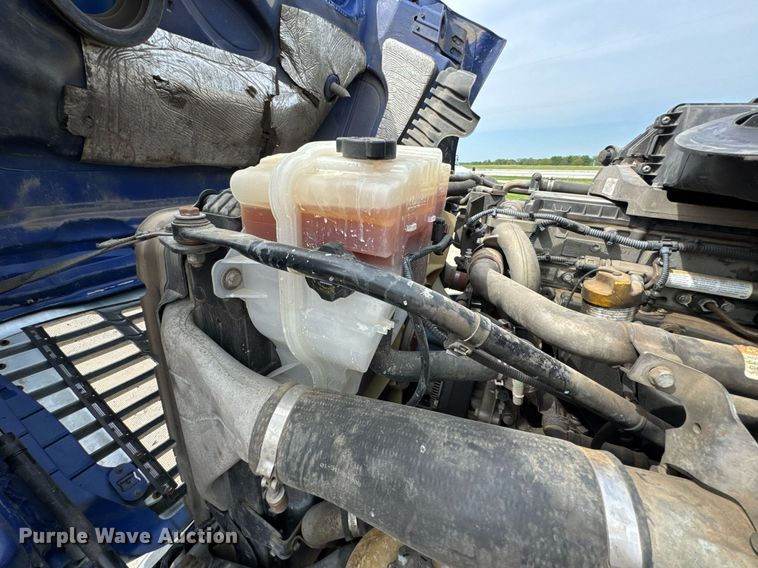 image for item DO0959 2019 Freightliner Cascadia 125 semi truck