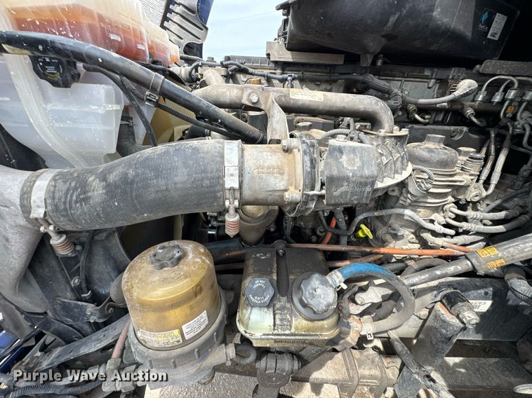 image for item DO0959 2019 Freightliner Cascadia 125 semi truck