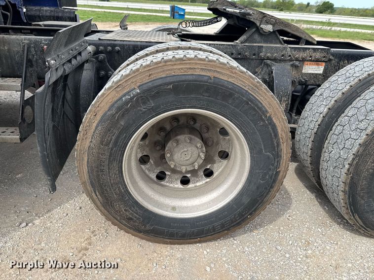 image for item DO0959 2019 Freightliner Cascadia 125 semi truck