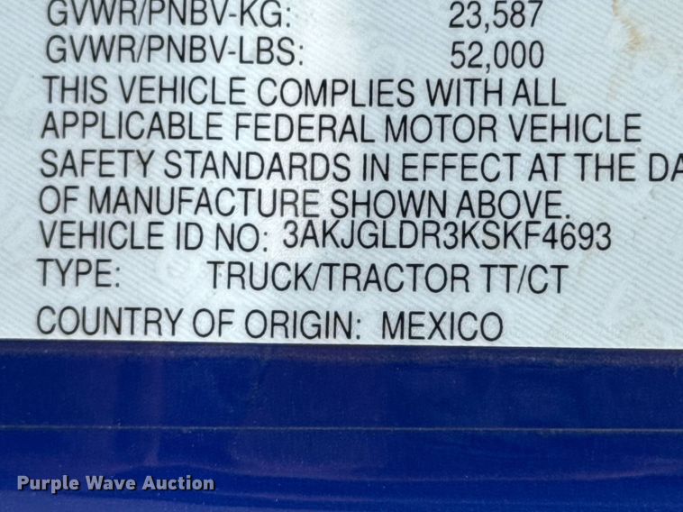 image for item DO0959 2019 Freightliner Cascadia 125 semi truck