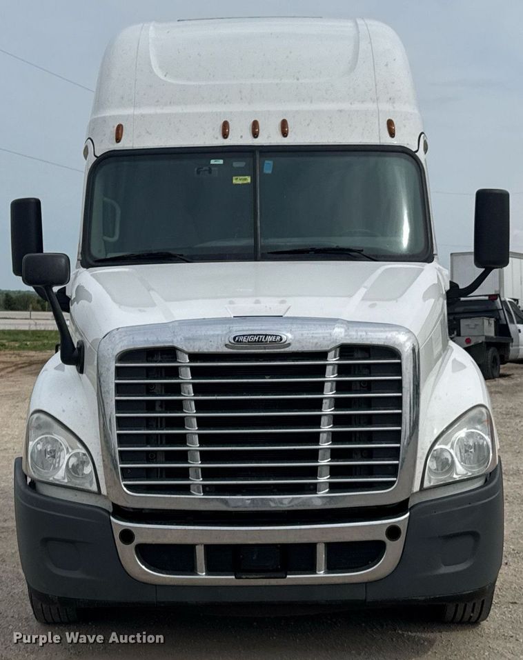 image for item DO0960 2019 Freightliner Cascadia 125 semi truck