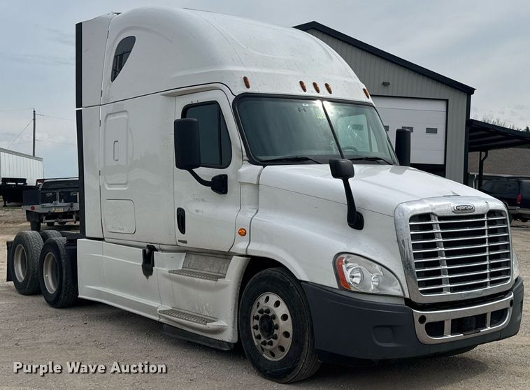image for item DO0960 2019 Freightliner Cascadia 125 semi truck