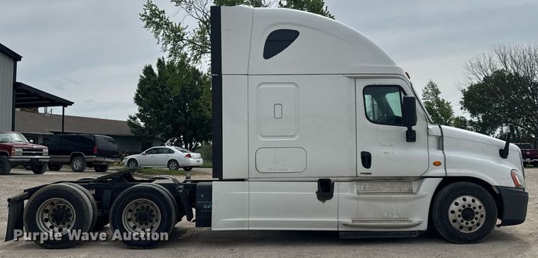 image for item DO0960 2019 Freightliner Cascadia 125 semi truck