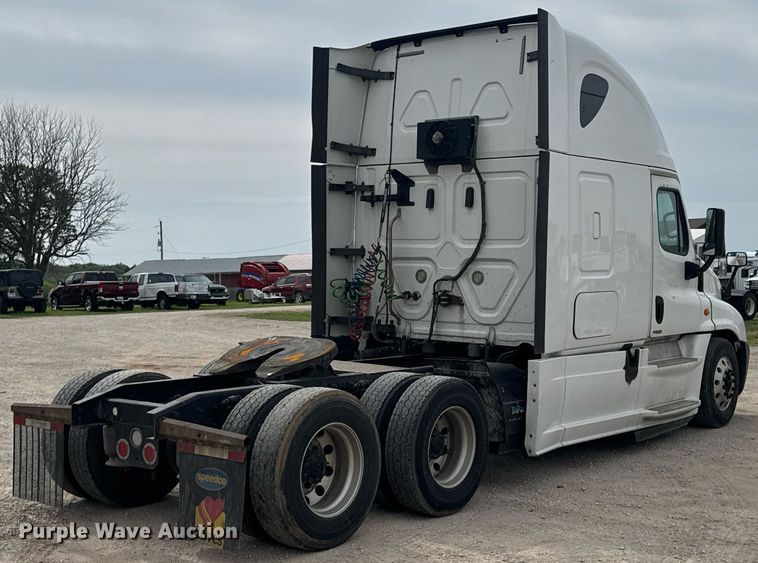 image for item DO0960 2019 Freightliner Cascadia 125 semi truck