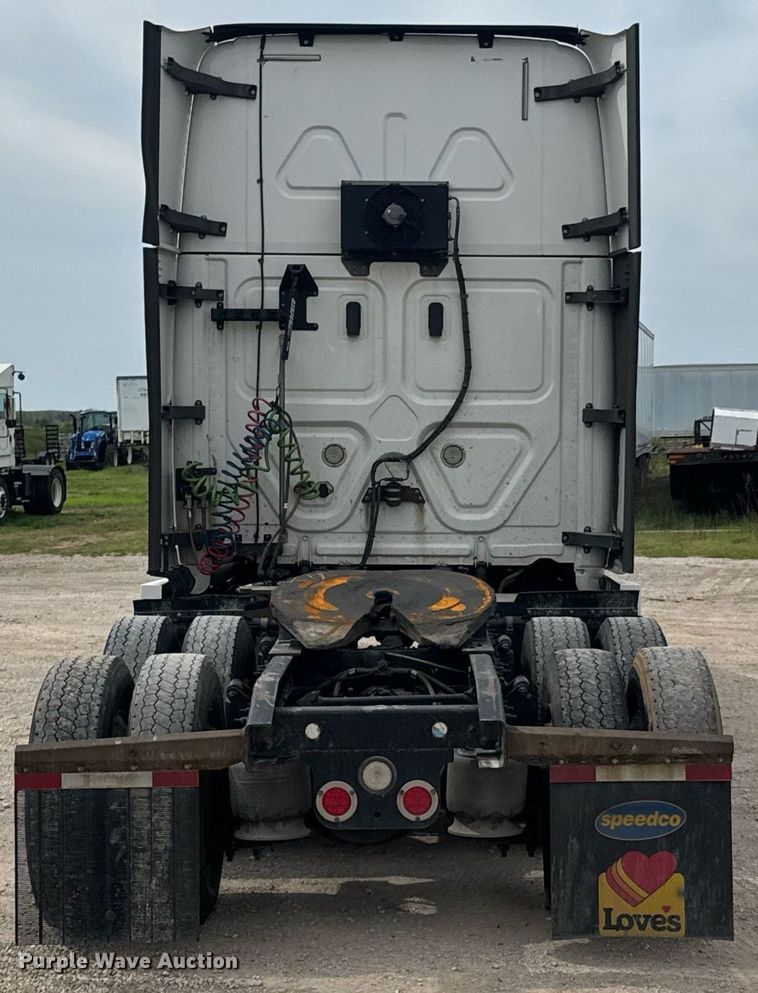 image for item DO0960 2019 Freightliner Cascadia 125 semi truck