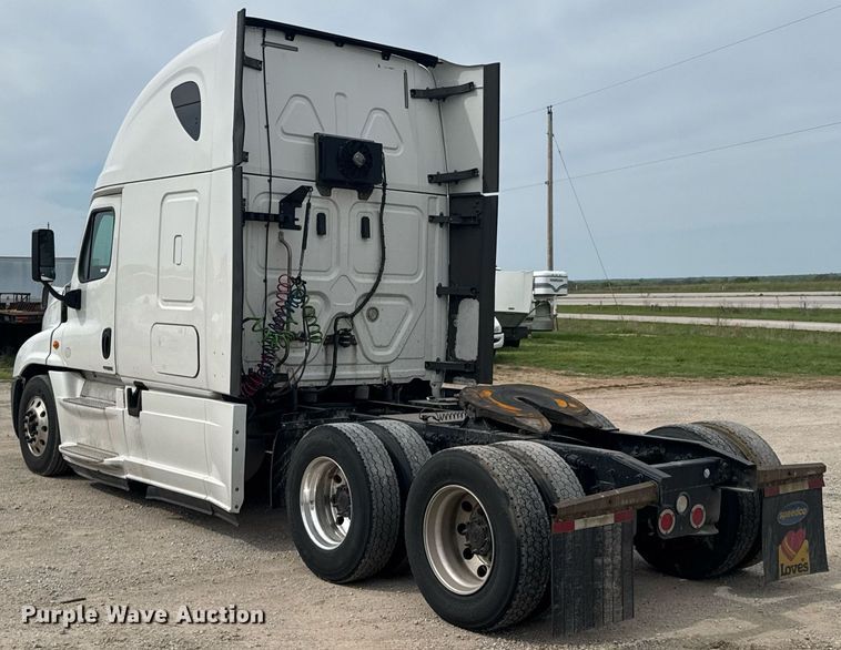 image for item DO0960 2019 Freightliner Cascadia 125 semi truck