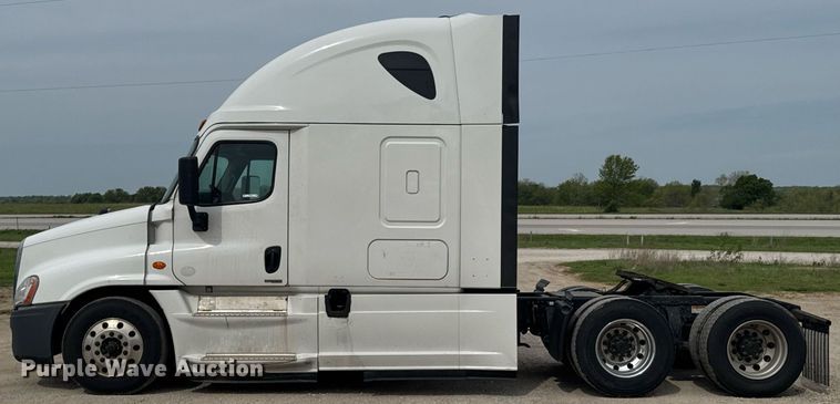 image for item DO0960 2019 Freightliner Cascadia 125 semi truck