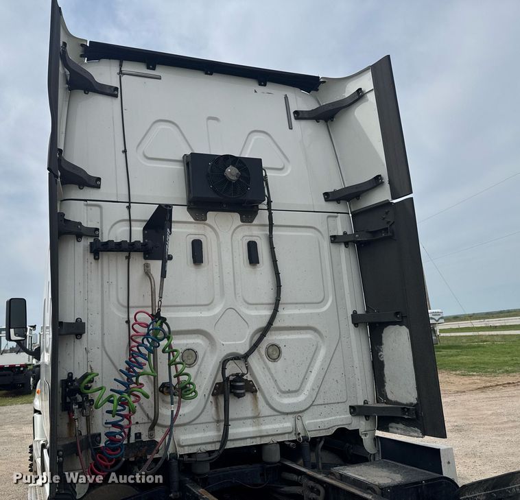 image for item DO0960 2019 Freightliner Cascadia 125 semi truck