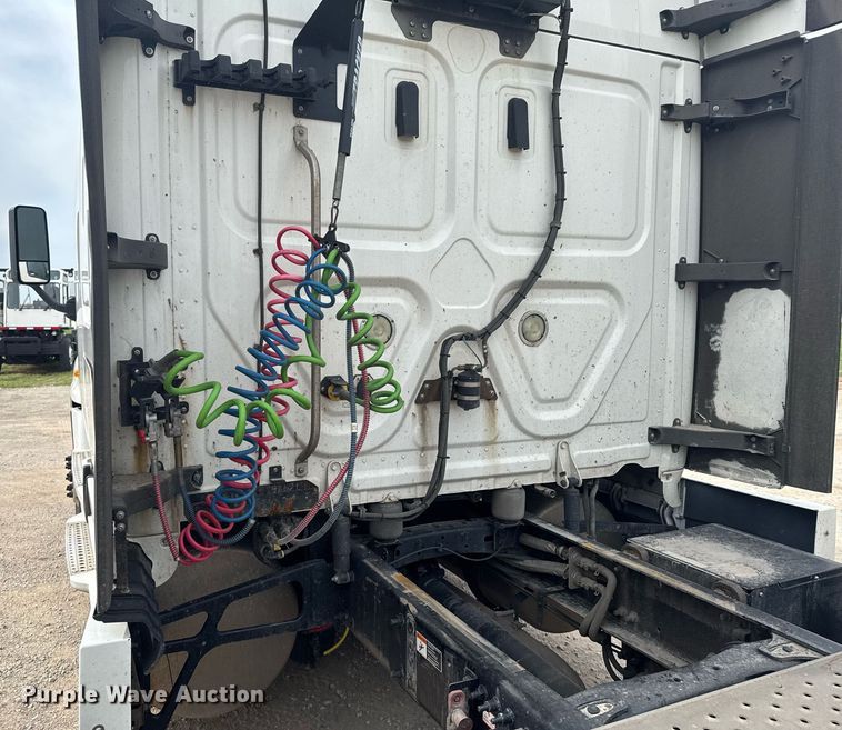 image for item DO0960 2019 Freightliner Cascadia 125 semi truck