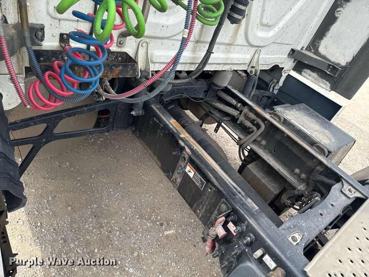 image for item DO0960 2019 Freightliner Cascadia 125 semi truck