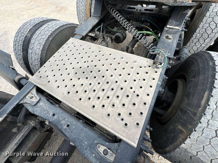 image for item DO0960 2019 Freightliner Cascadia 125 semi truck