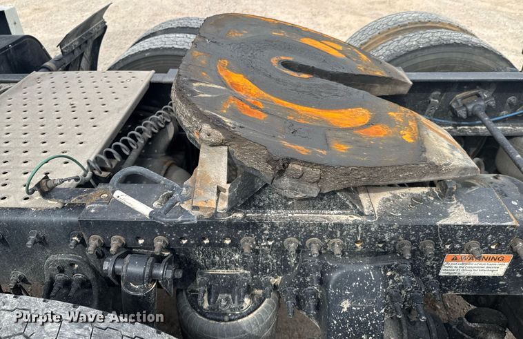 image for item DO0960 2019 Freightliner Cascadia 125 semi truck