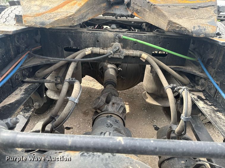 image for item DO0960 2019 Freightliner Cascadia 125 semi truck