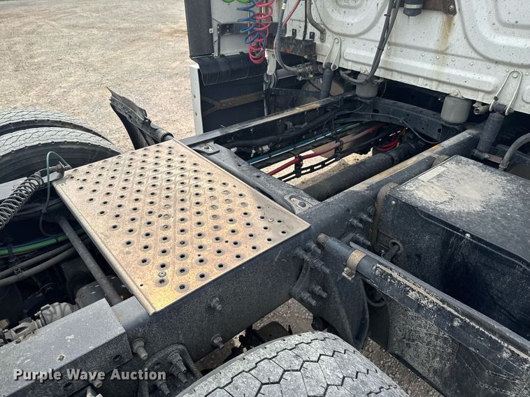 image for item DO0960 2019 Freightliner Cascadia 125 semi truck