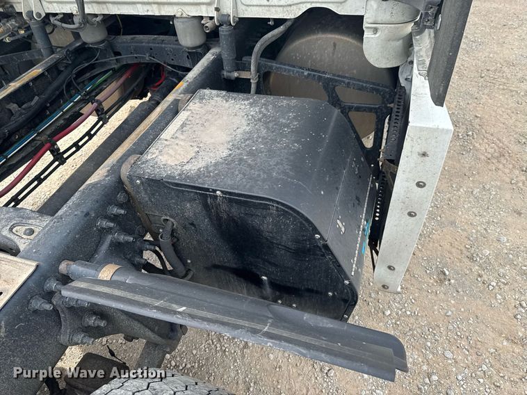 image for item DO0960 2019 Freightliner Cascadia 125 semi truck