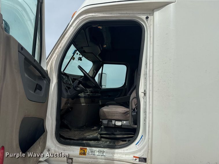 image for item DO0960 2019 Freightliner Cascadia 125 semi truck