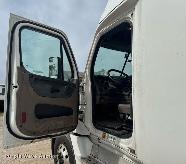 image for item DO0960 2019 Freightliner Cascadia 125 semi truck