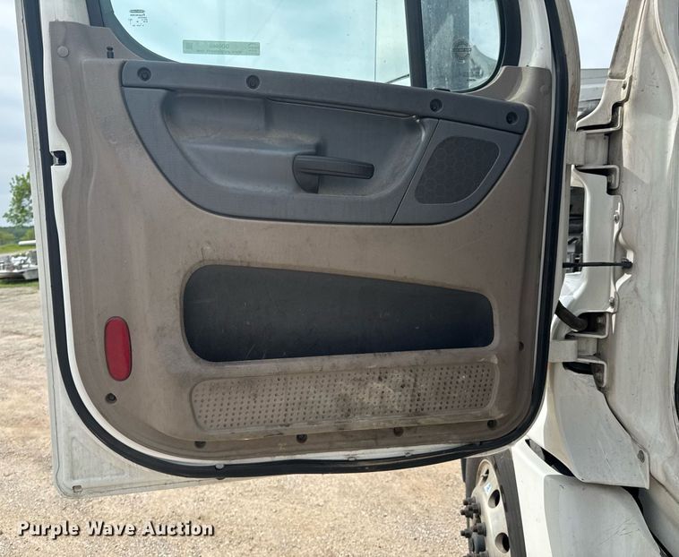 image for item DO0960 2019 Freightliner Cascadia 125 semi truck