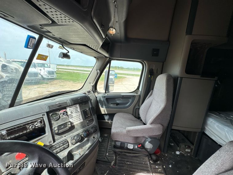 image for item DO0960 2019 Freightliner Cascadia 125 semi truck