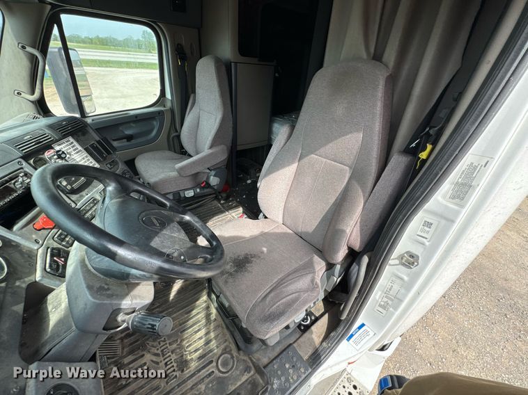 image for item DO0960 2019 Freightliner Cascadia 125 semi truck