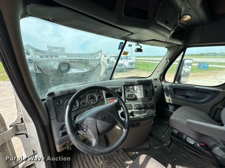 image for item DO0960 2019 Freightliner Cascadia 125 semi truck