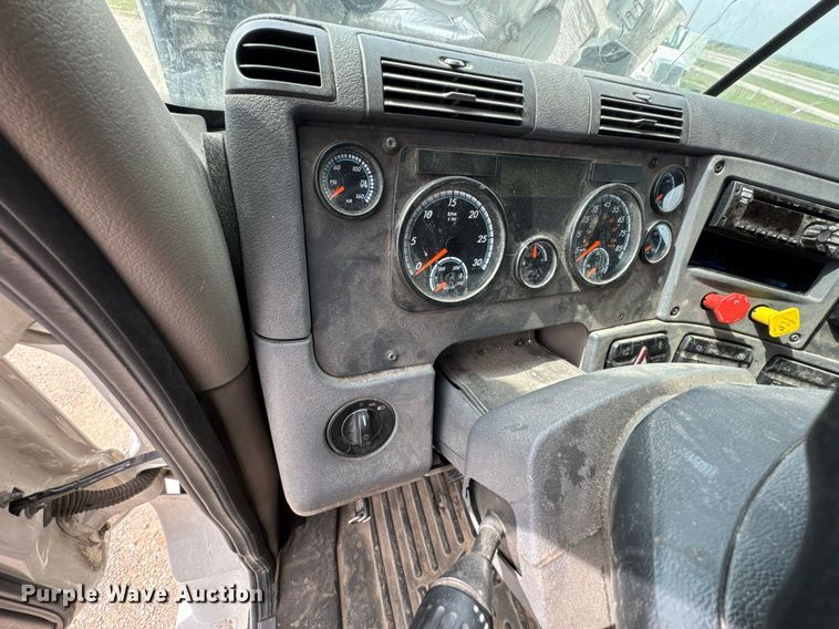 image for item DO0960 2019 Freightliner Cascadia 125 semi truck