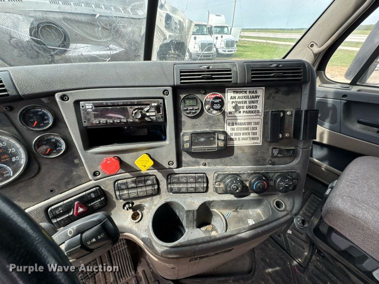 image for item DO0960 2019 Freightliner Cascadia 125 semi truck