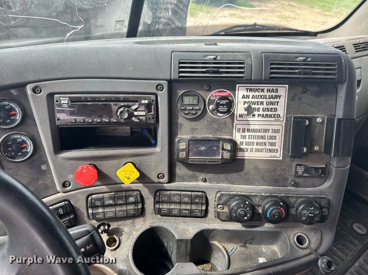 image for item DO0960 2019 Freightliner Cascadia 125 semi truck